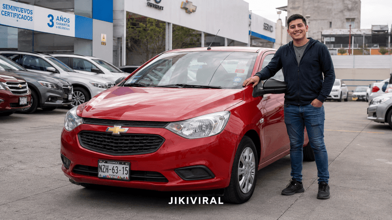 Chevrolet Aveo rojo en una agencia de la Ciudad de México con un comprador primerizo