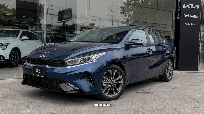 Kia K3 azul oscuro en una agencia moderna de la Ciudad de México
