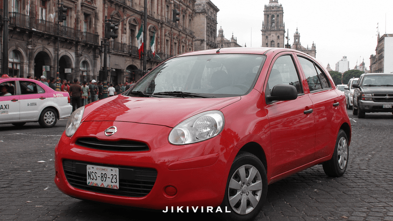 Nissan March rojo estacionado en el centro histórico de la Ciudad de México